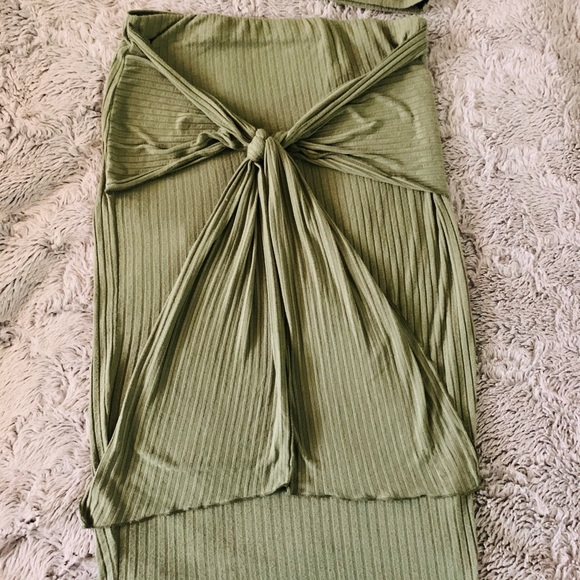 Matching skirt and crop top - Picture 2 of 3